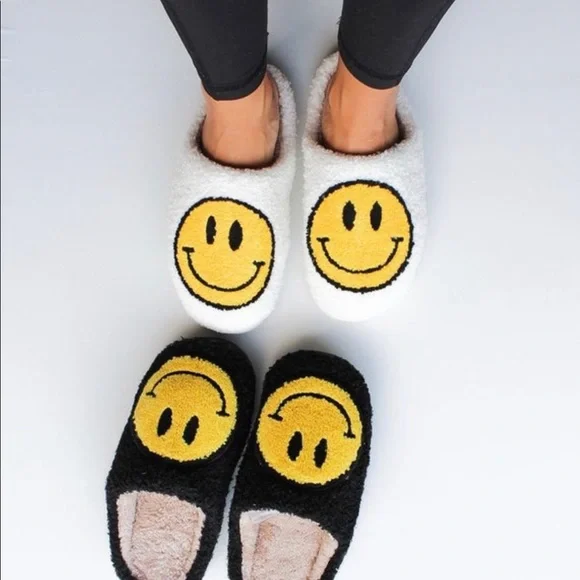 NEW SOFT SMILEY FACE SLIPPERS WOMEN COMFORTABLE PREPPY GIFT WOMEN - Picture 5 of 12